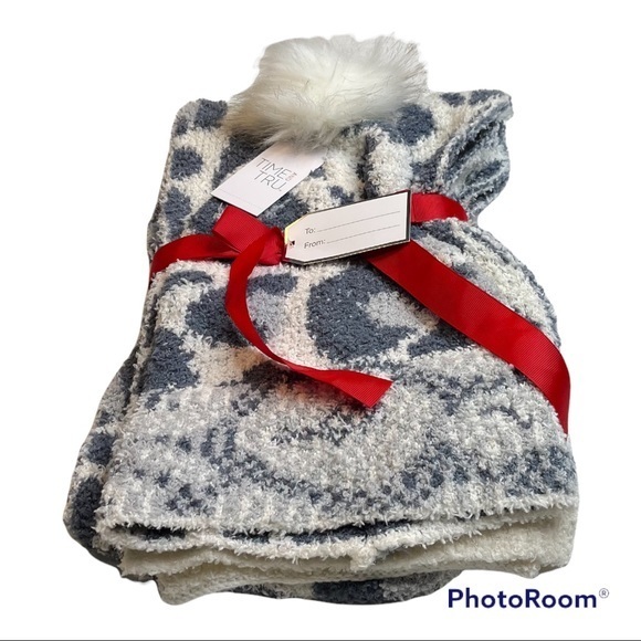 Time and Tru Accessories - NWT Time And Tru Scarf & Hat